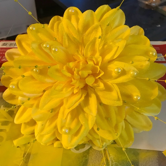 Beautiful large artificial Dahlia flowers - Picture 2 of 8